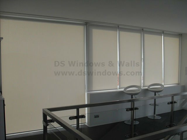 Sunscreen Roller Blinds to Maintain Beautiful View of the Landscape