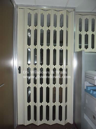 Folding Door Room Divider for your Workplace